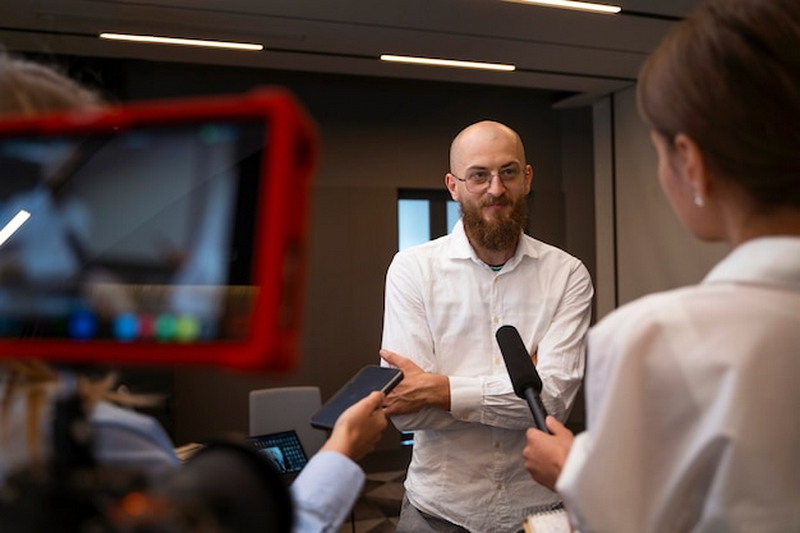 Тест и обзор: Sapphire Pure X870A WiFi 7  белая плата с USB4, но скромной комплектацией